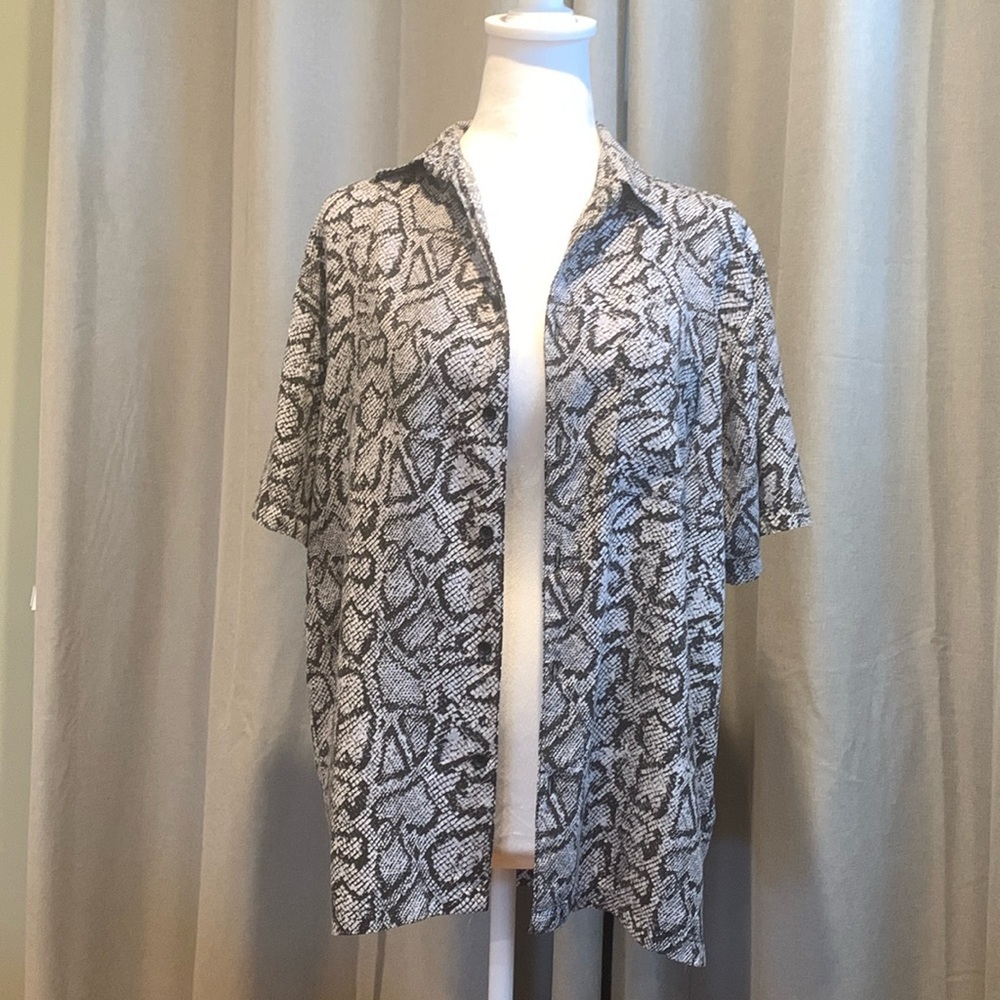 Urban Outfitters Snake Skin Design Button Down Shortsleeved Top Size Small - Picture 8 of 13